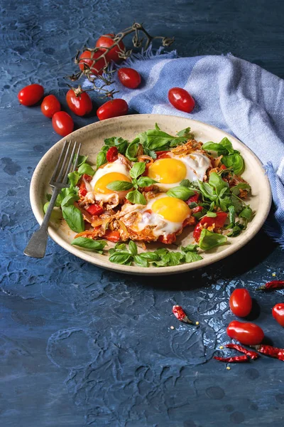 Смажене яйце з овочами — стокове фото
