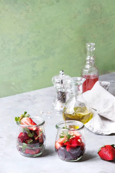 Salada de beterraba e morango — Fotografia de Stock