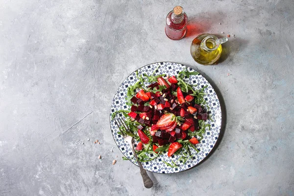 イチゴとビーツのサラダ — ストック写真