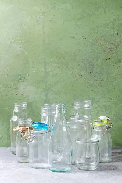 Garrafas de vidro vazias — Fotografia de Stock