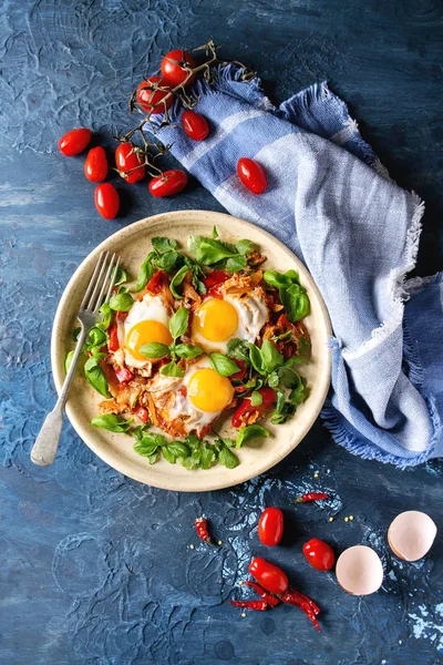 Ovo frito com legumes — Fotografia de Stock