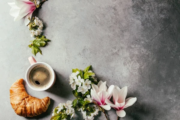 Mug Merah Muda Kopi Espresso Hitam Croissant Perancis Krim Dan — Stok Foto