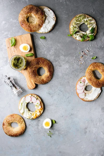 Verschiedene Hausgemachte Bagels Mit Sesam Frischkäse Pesto Sauce Eier Rettich — Stockfoto