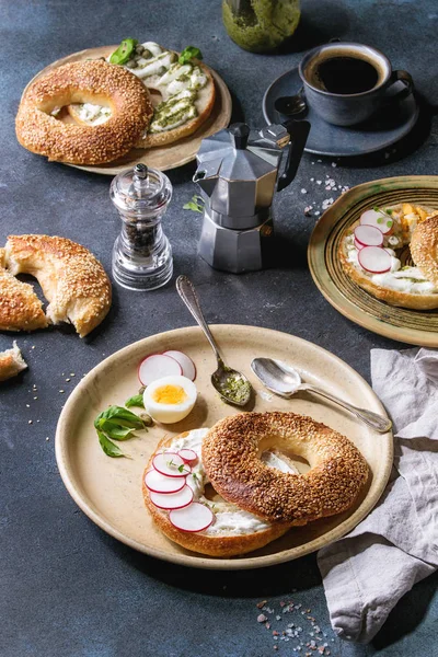 Auswahl Hausgemachten Bagels Mit Sesam Frischkäse Pesto Sauce Eiern Rettich — Stockfoto