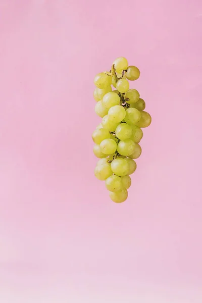 Kilka Dojrzałych Winogron Zielony Różowy Pastel Tle Pin Miejsce — Zdjęcie stockowe
