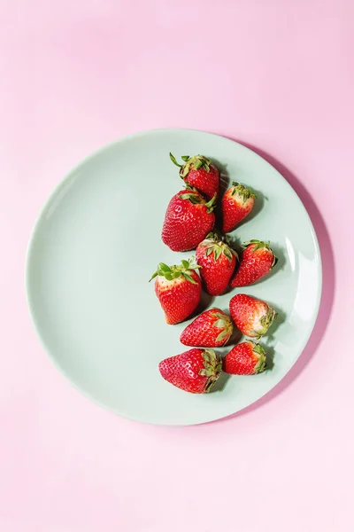 新鲜草莓在绿松石板上粉红色粉彩别针背景 复制空间 顶部视图 — 图库照片