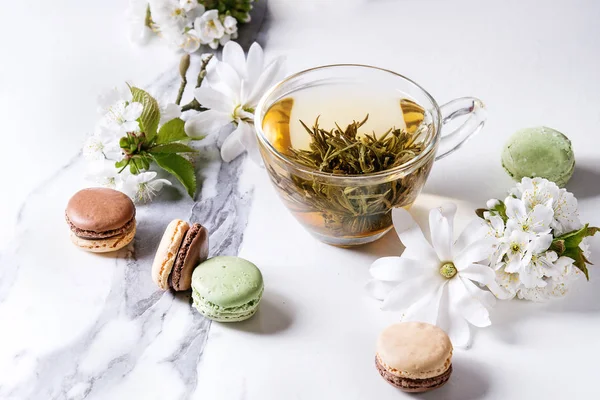 Glass Cup Hot Green Tea French Dessert Macaroons Spring Flowers — Stock Photo, Image