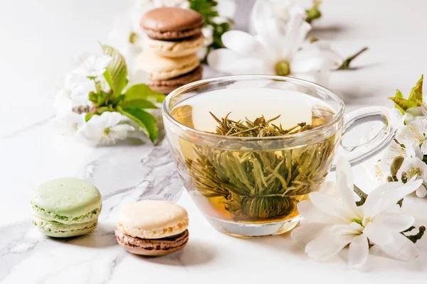 Szkło Filiżanka Gorący Herbata Zielona Deser Francuski Macaroons Wiosna Kwiaty — Zdjęcie stockowe