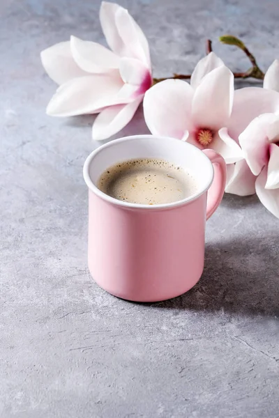 Roze Mok Zwart Espresso Koffie Met Lente Bloemen Magnolia Takken — Stockfoto