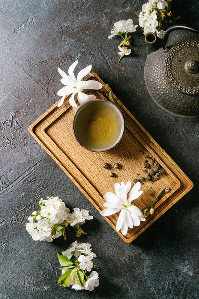 Traditional Ceramic Cup Hot Green Tea Wooden Board Black Iron — Stock Photo, Image