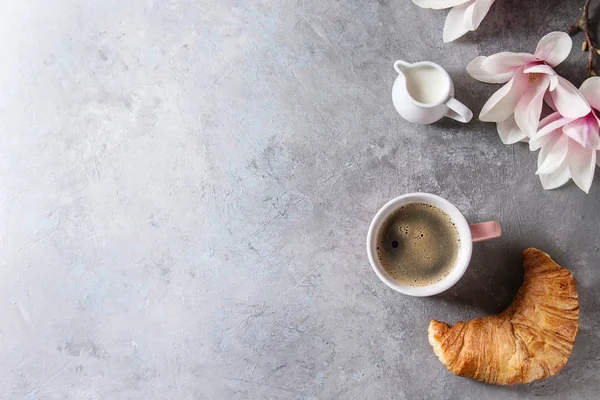 Mug Merah Muda Kopi Espresso Hitam Croissant Panggang Krim Dan — Stok Foto