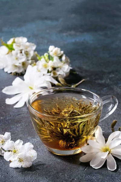Чай с весенними цветами — стоковое фото