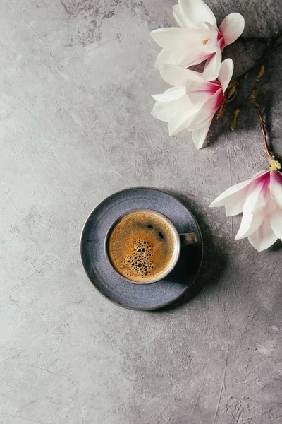 Кава з весняними квітами — стокове фото