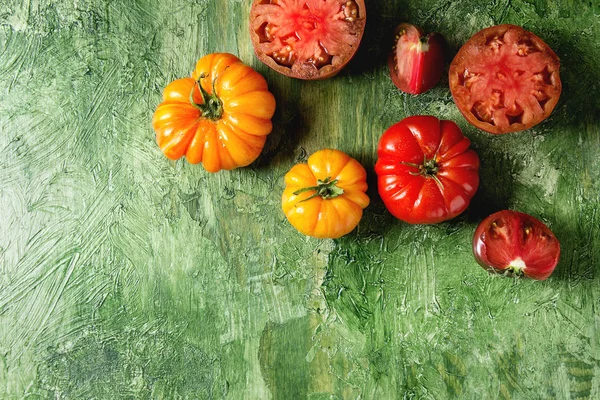 Röda och gula tomater — Stockfoto