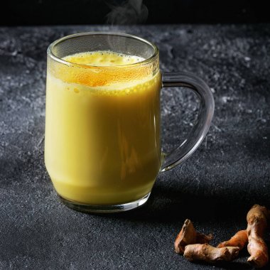 Zerdeçal altın süt latte