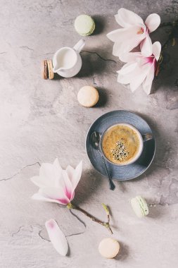 Bahar çiçekleri ile kahve