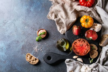 kırmızı ve sarı domatesler