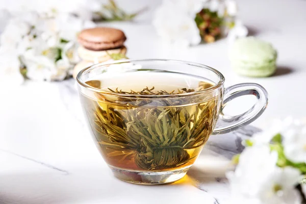 Чай с весенними цветами — стоковое фото