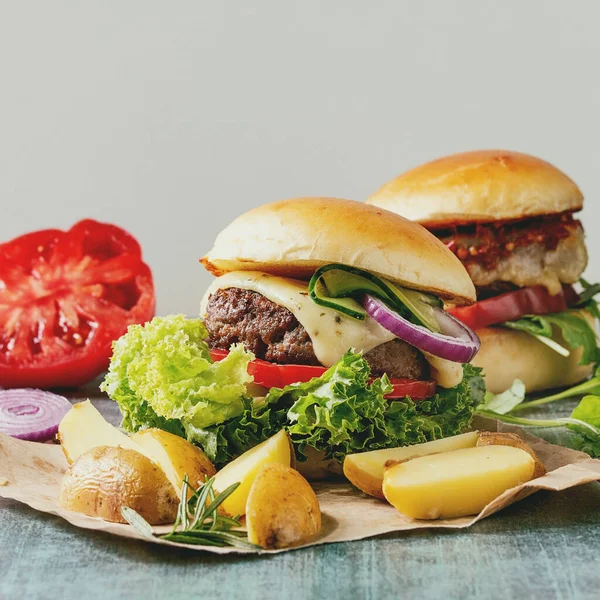 Huisgemaakte hamburger met rundvlees — Stockfoto