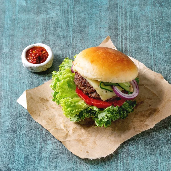 Sığır eti ile ev yapımı hamburger — Stok fotoğraf