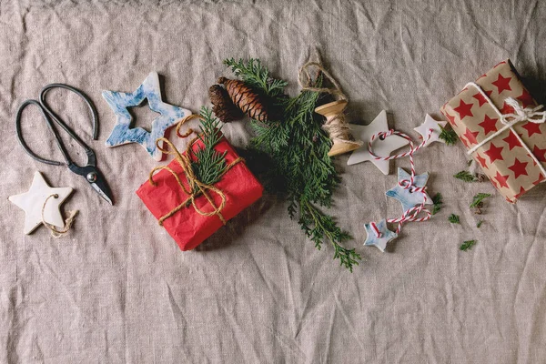 Weihnachtssterne und Geschenke — Stockfoto