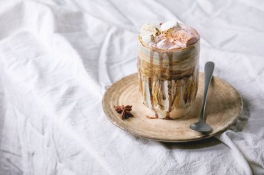 Marşmelovlu sıcak çikolata