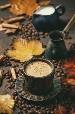 Sonbahar yapraklı sade kahve.