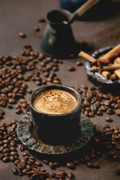 Schwarzer Kaffee mit Gewürzen — Stockfoto