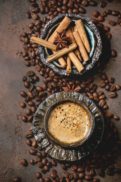 Zwarte koffie met kruiden — Stockfoto