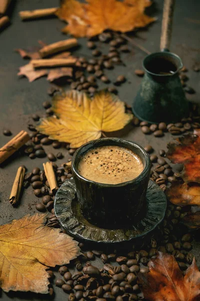 Schwarzer Kaffee mit Herbstblättern — Stockfoto