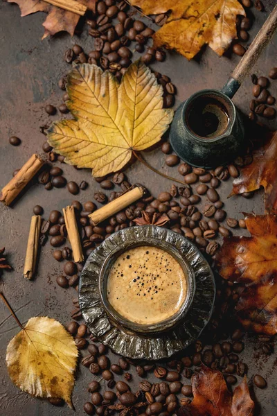 Zwarte koffie met herfstbladeren — Stockfoto