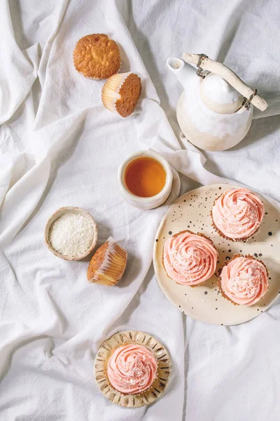 Hjemmelaget muffins med smørkake – stockfoto