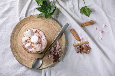 Marşmelovlu sıcak çikolata