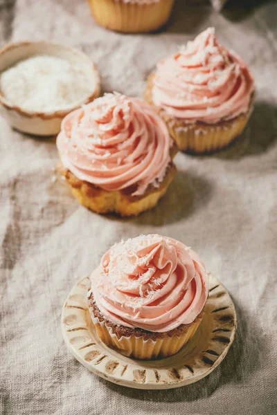 Hemlagad cupcake med smörkräm — Stockfoto