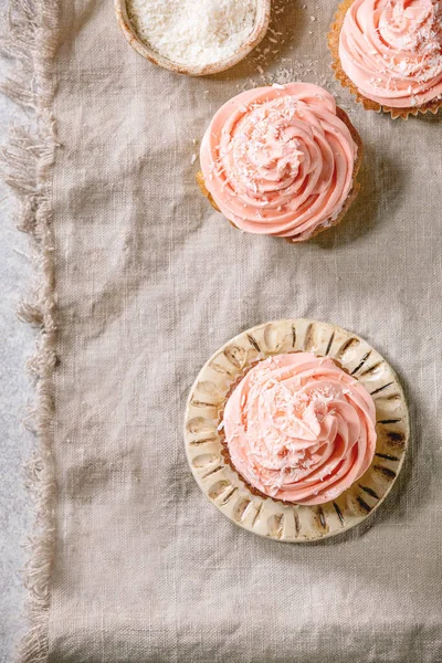 Hjemmelaget muffins med smørkake – stockfoto