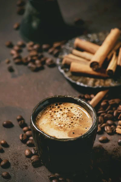 Zwarte koffie met kruiden — Stockfoto