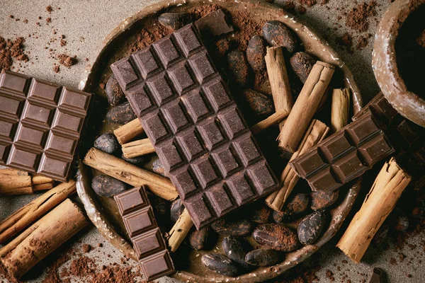 Dunkle Schokolade mit Kakao — Stockfoto