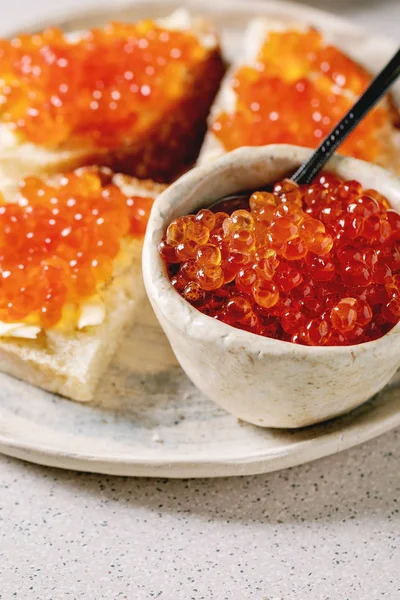 Roter Kaviar mit Brot und Butter — Stockfoto