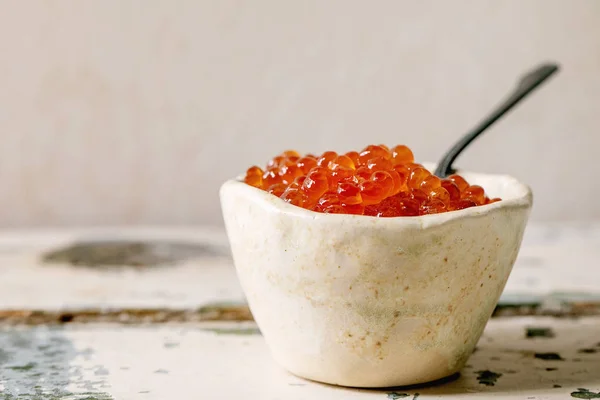 Röd kaviar med bröd och smör — Stockfoto