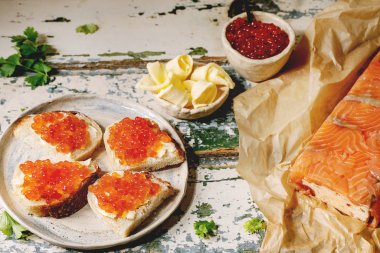 Kırmızı havyar ekmek ve tereyağı ile