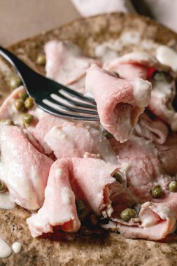 Vitello ton dilimlenmiş dana eti.