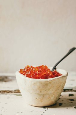 Kırmızı havyar ekmek ve tereyağı ile