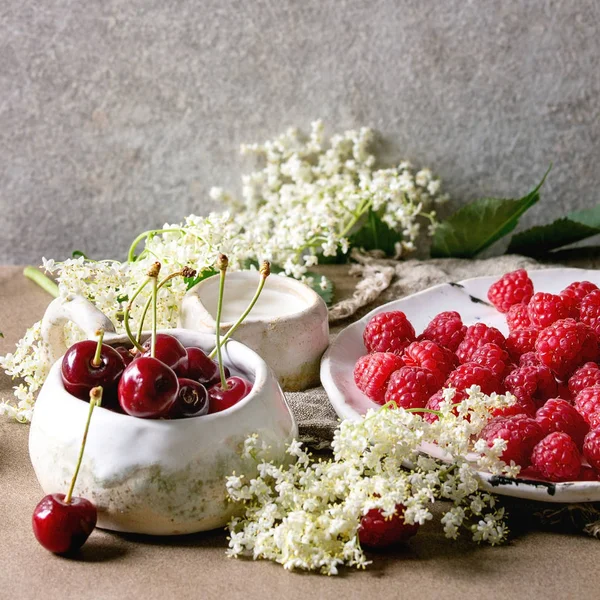 Cereja fresca e bagas de framboesa — Fotografia de Stock