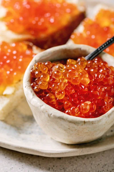Caviar rojo con pan y mantequilla —  Fotos de Stock