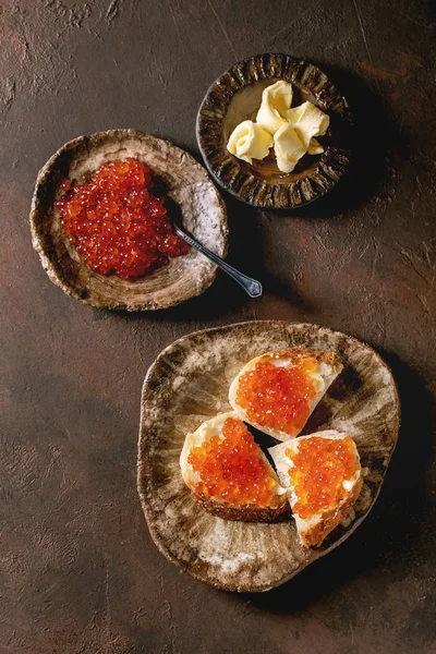 Red caviar with bread and butter — Stock Photo, Image