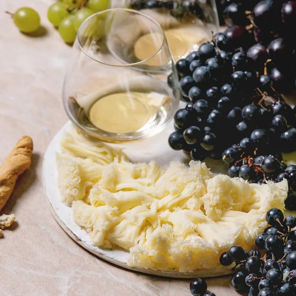 Queijo, uvas e vinho — Fotografia de Stock