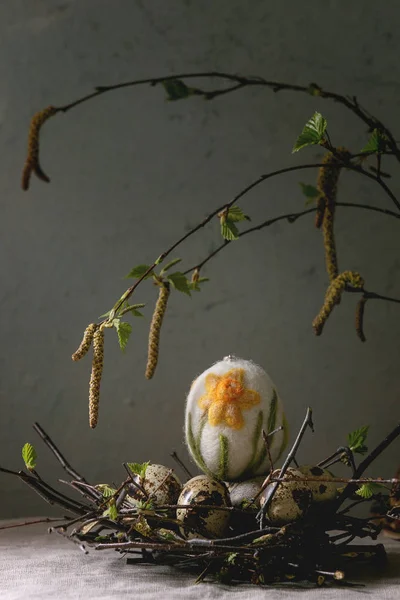 Œufs de Pâques de caille dans le nid — Photo