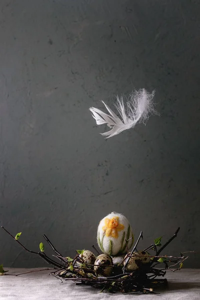 巢的鹌鹑复活节彩蛋 — 图库照片