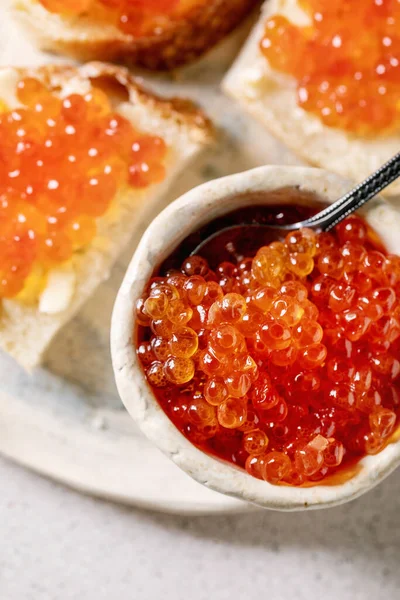 Red caviar with bread and butter — Stock Photo, Image