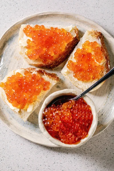 Caviar vermelho com pão e manteiga — Fotografia de Stock